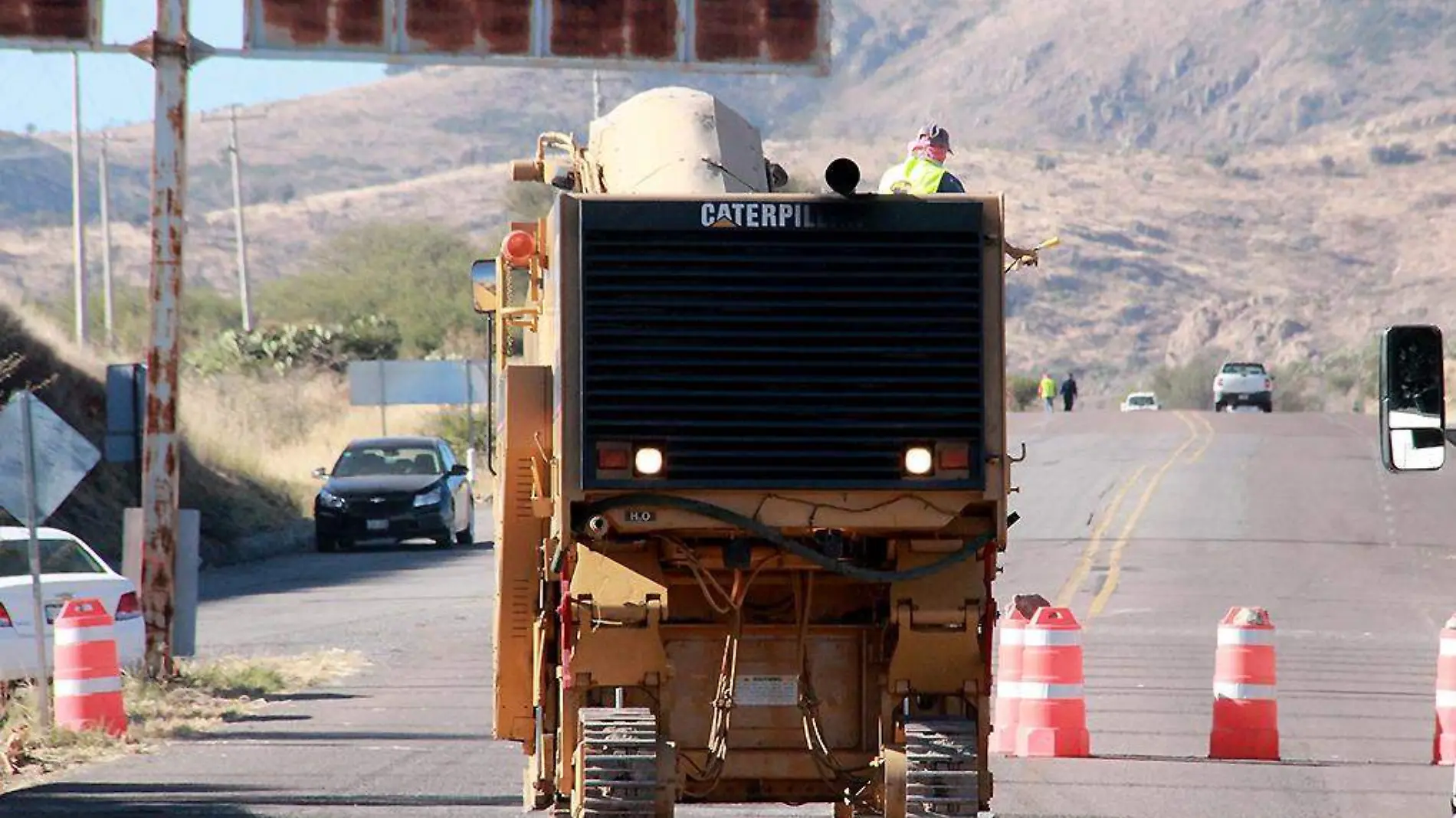 Maquinaria trabajando en libramiento carretero